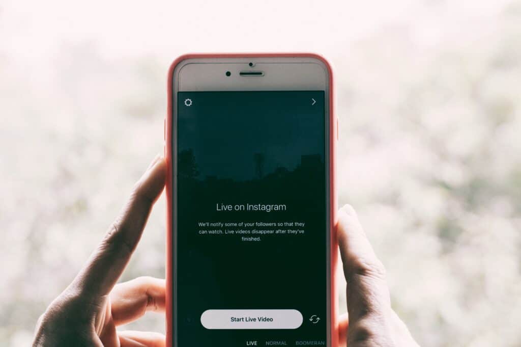 Gunakan Instagram Live dan Instagram Stories agar menonjol